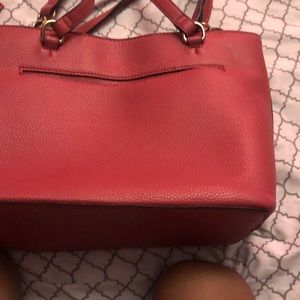 I am selling the purse color is magenta and it’s band name is Nanette lepore